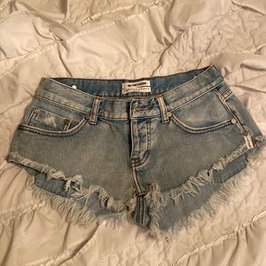 One x One Teaspoon no 2’s low waist, short rise light wash denim shorts size 23
